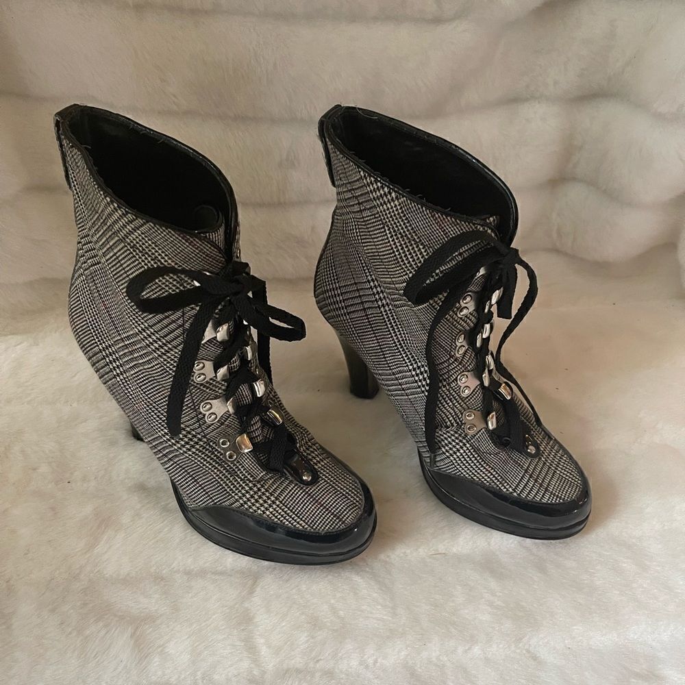 Michael Antonio Black,White &Red plaid fabric lace up boots, black trim SZ7.5